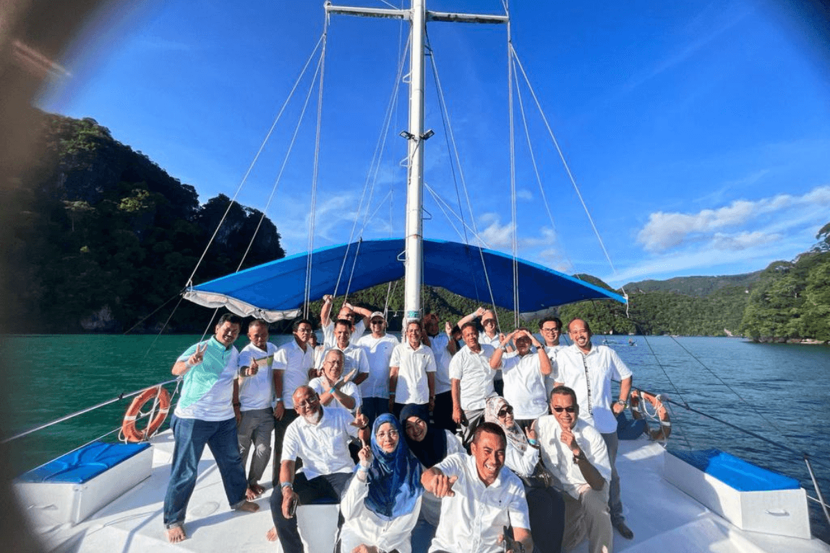 Private Premium Amoi 2 Catamaran 5hr (A/C) photo 4