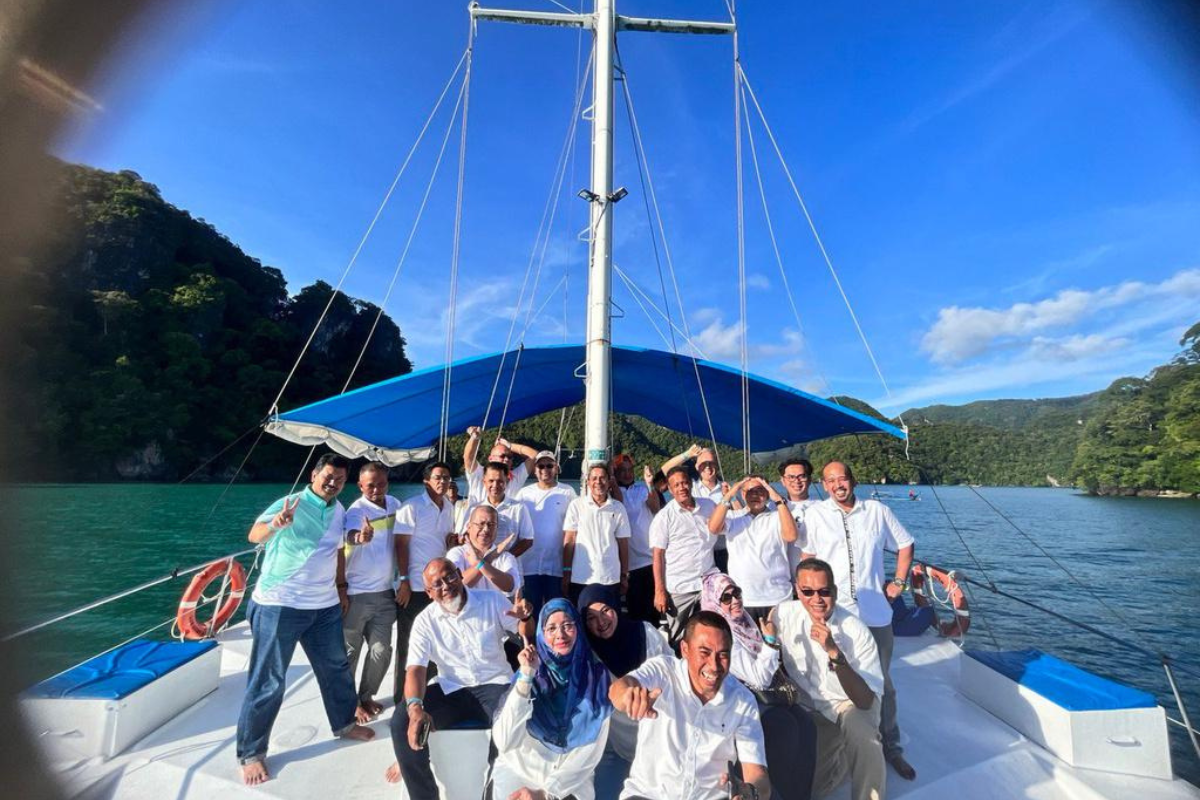 Premium Catamaran Private 4hr — up to 30 pax — photo 3 of 5