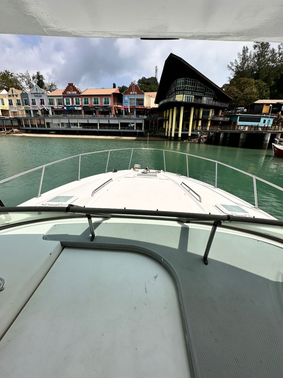Bayliner 325 Cruiser Motor Yacht bareboat (10) — photo 3 of 7