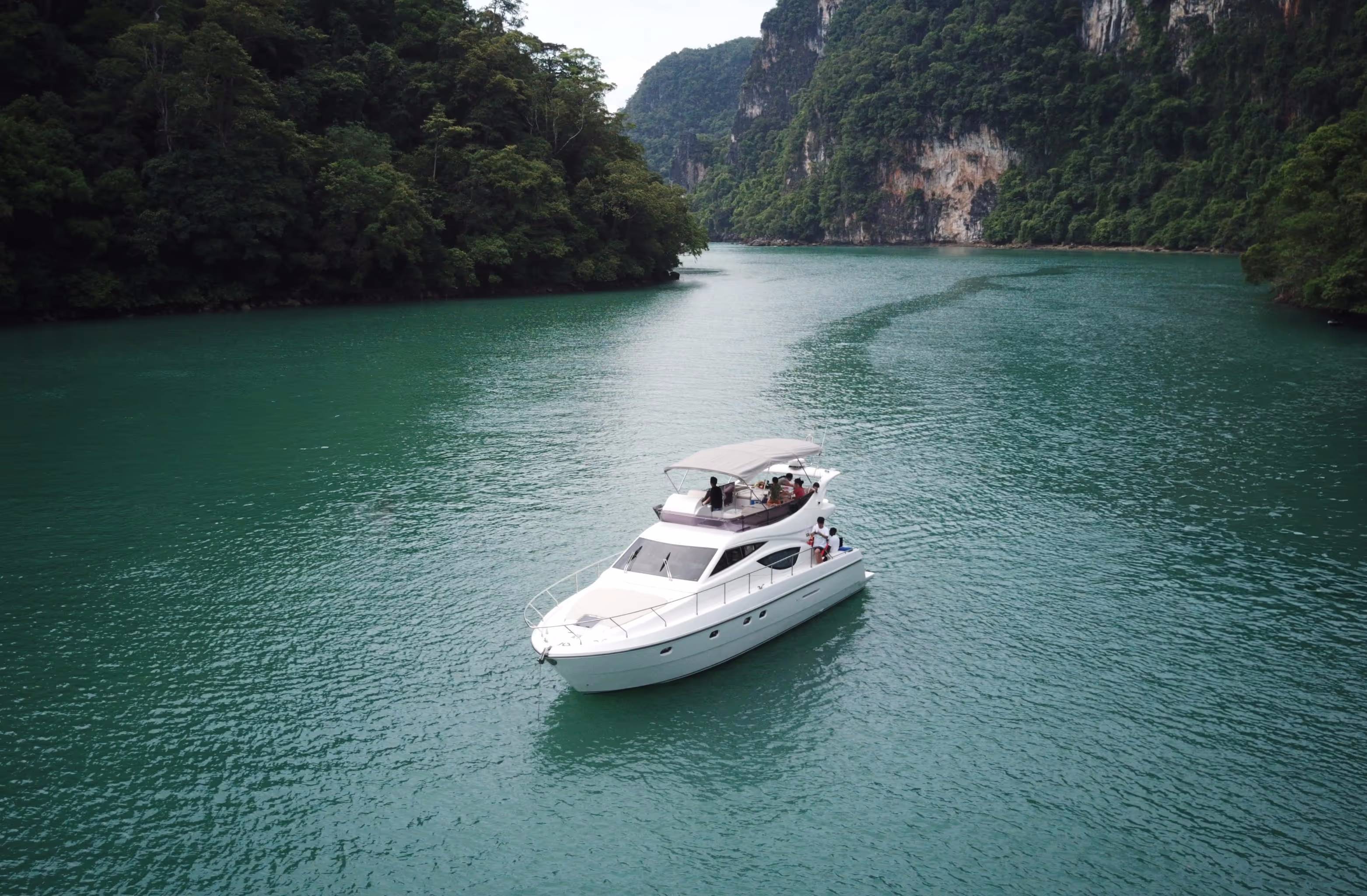 Ferretti 46 Motor Yacht